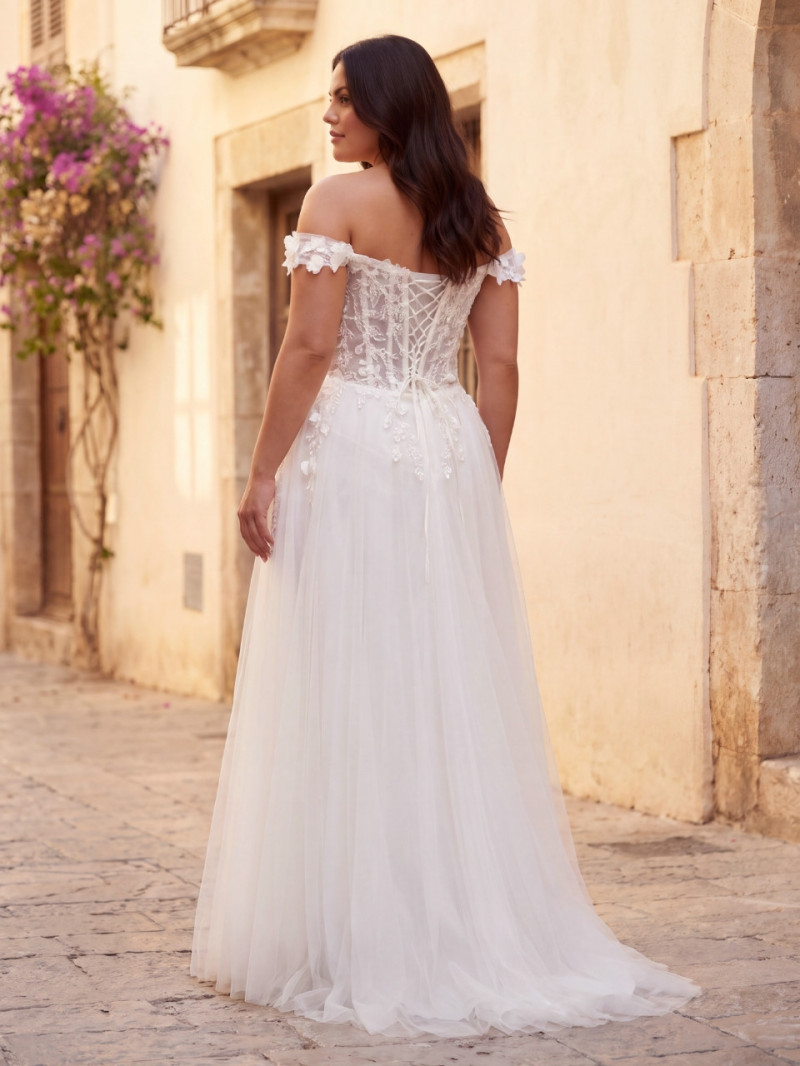 Vestido de novia talla grande de tul visto por detrás con espalda de cordones y falda larga vaporosa
