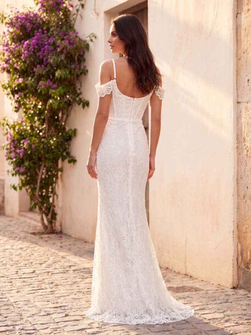 Vestido de novia Sira visto por detrás con corte sirena y falda larga de encaje